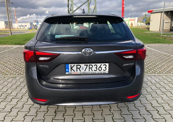 Toyota Avensis cena 38000 przebieg: 237000, rok produkcji 2016 z Kraków małe 37
